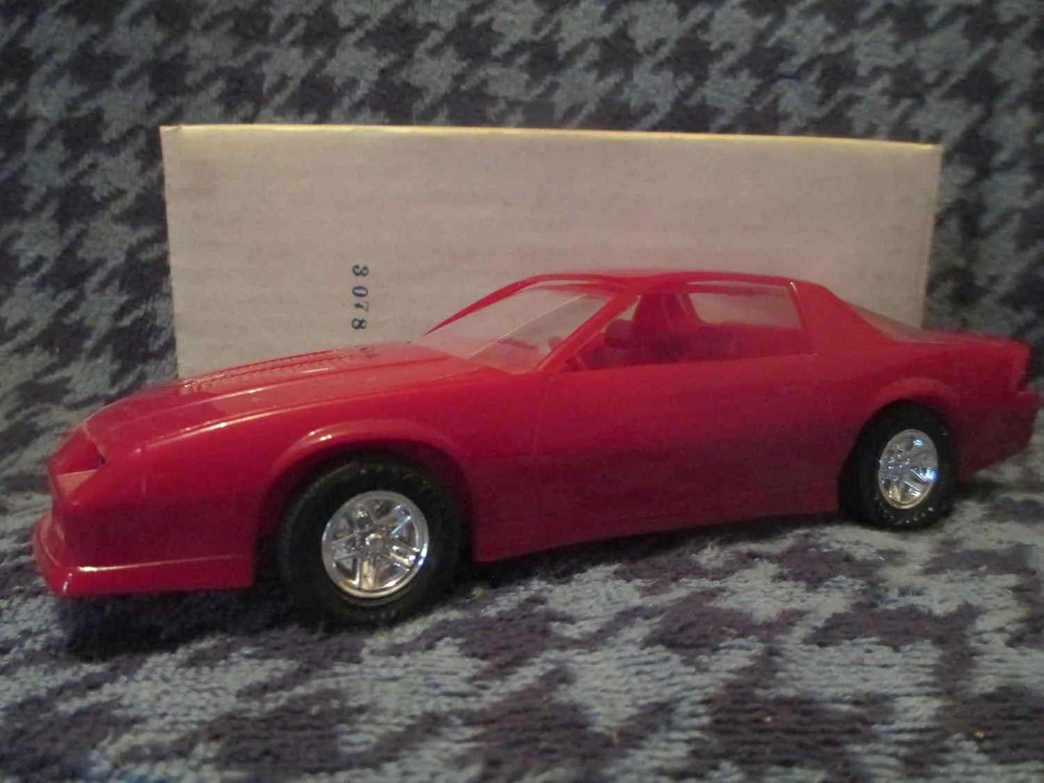 #6061 AMT/Ertl 1989 Camaro Iroc-Z,Bright Red 1/25 Scale Plastic Promo Model Car, Fully Assembled