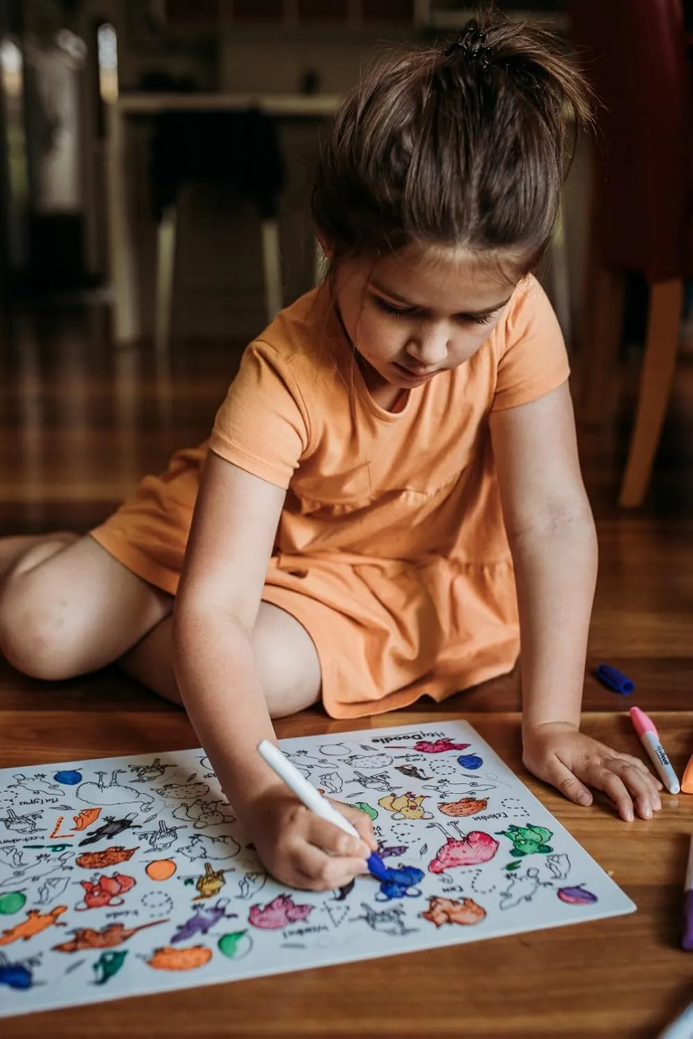 Hey Doodle Aussie Animals Classic Doodle Mat – Reusable Silicone Coloring Mat for Toddlers and Kids – Educational Wildlife Activity Pad with 9 Markers – Mess-Free Travel Toy – Ages 3-7
