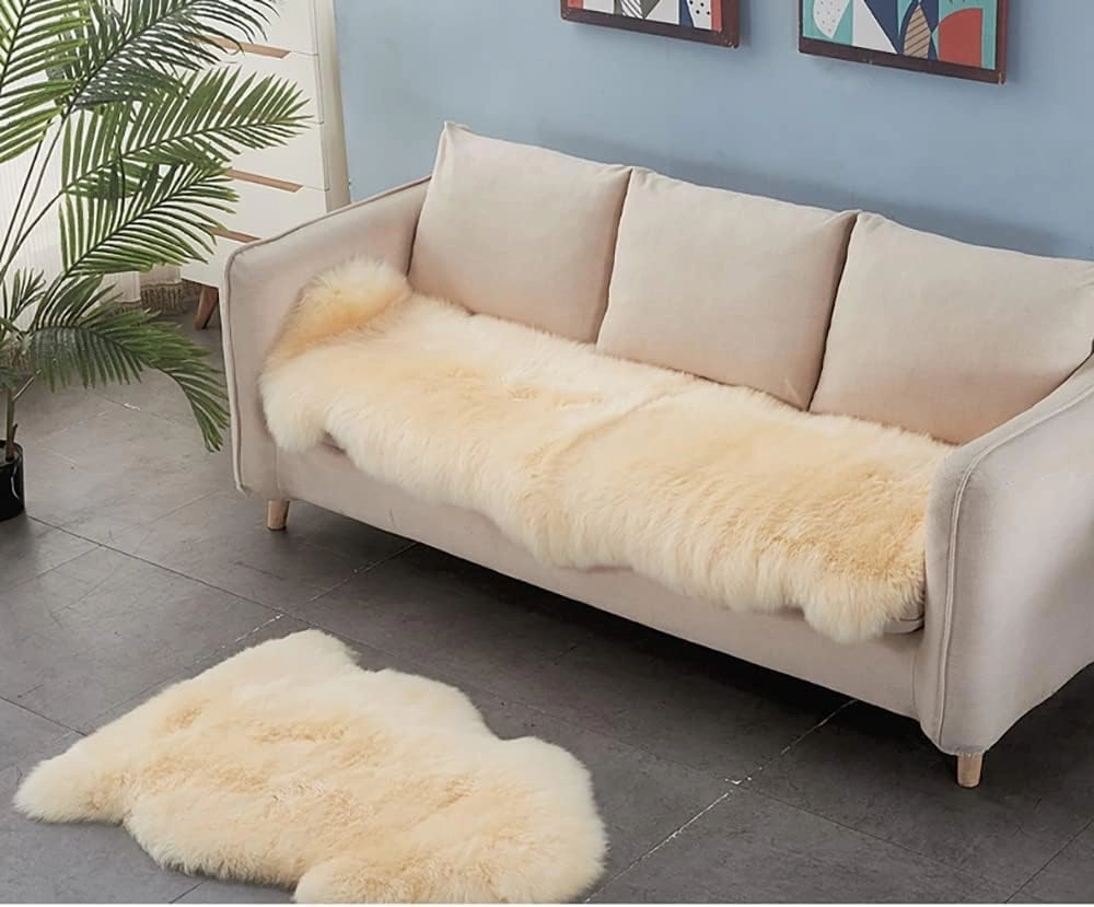 HUAHOO Premium Genuine Sheepskin Rug Beige Real Australia Sheepskin Natural Luxury Fluffy Lambskin Fur Area Rug Seat Covers for Kids Bedroom Sofa Chair Cover Pets Dogs Mat Double Pelt/2' x 3' Beige