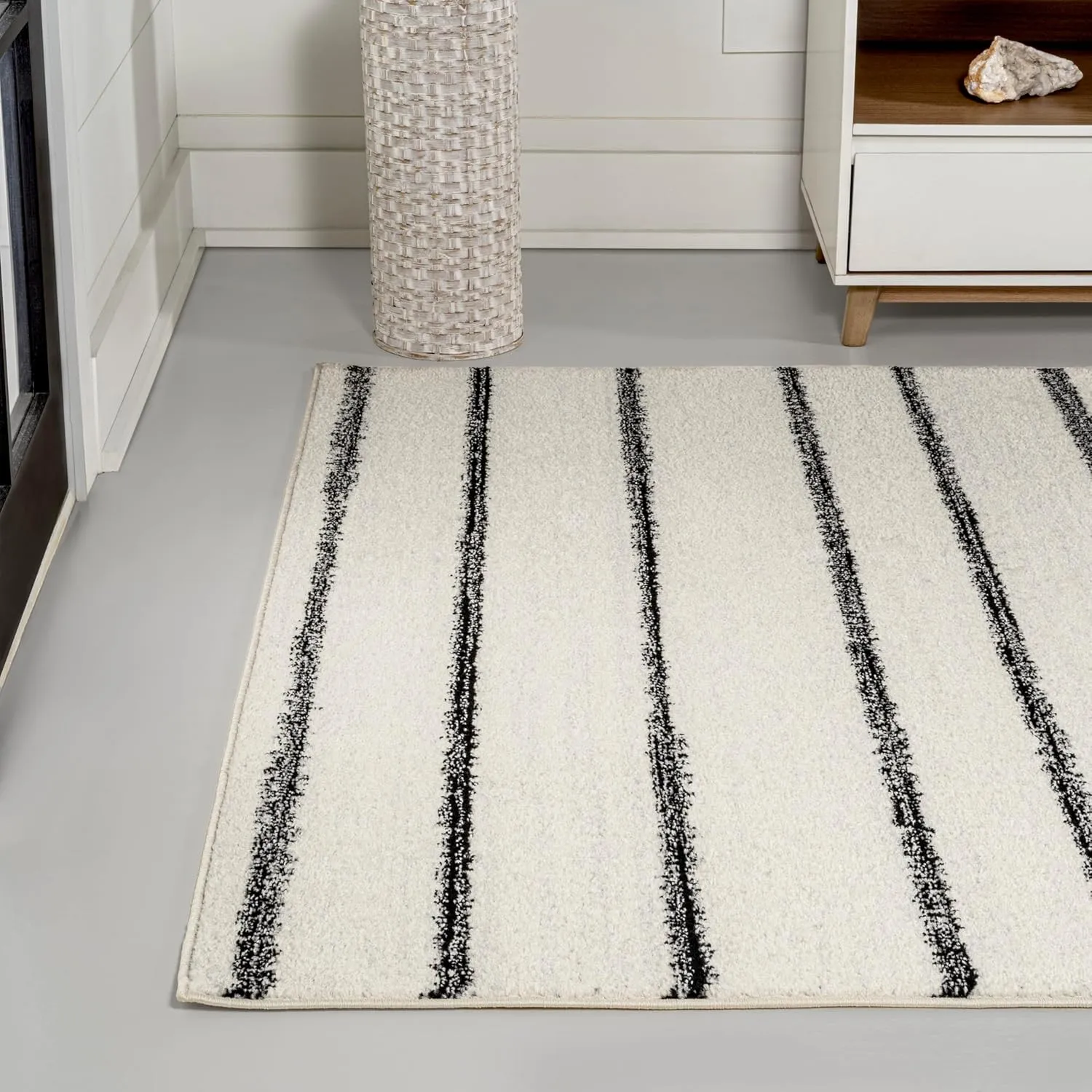 JONATHAN Y MOH201D-5 Williamsburg Minimalist Stripe Area Rug, Contemporary, Modern, Bohemian, Scandinavian, Rustic for Living Room, Dining Room, Bedroom, Kitchen, Cream/Black, 5 X 8