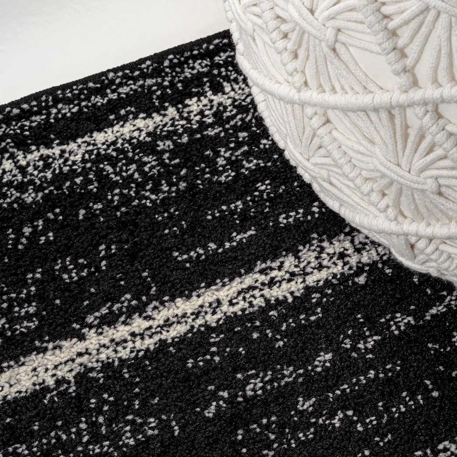 JONATHAN Y MOH201F-5 Williamsburg Minimalist Stripe Area Rug, Contemporary, Modern, Bohemian, Scandinavian, Rustic for Living Room, Dining Room, Bedroom, Kitchen, Black/Cream, 5 X 8