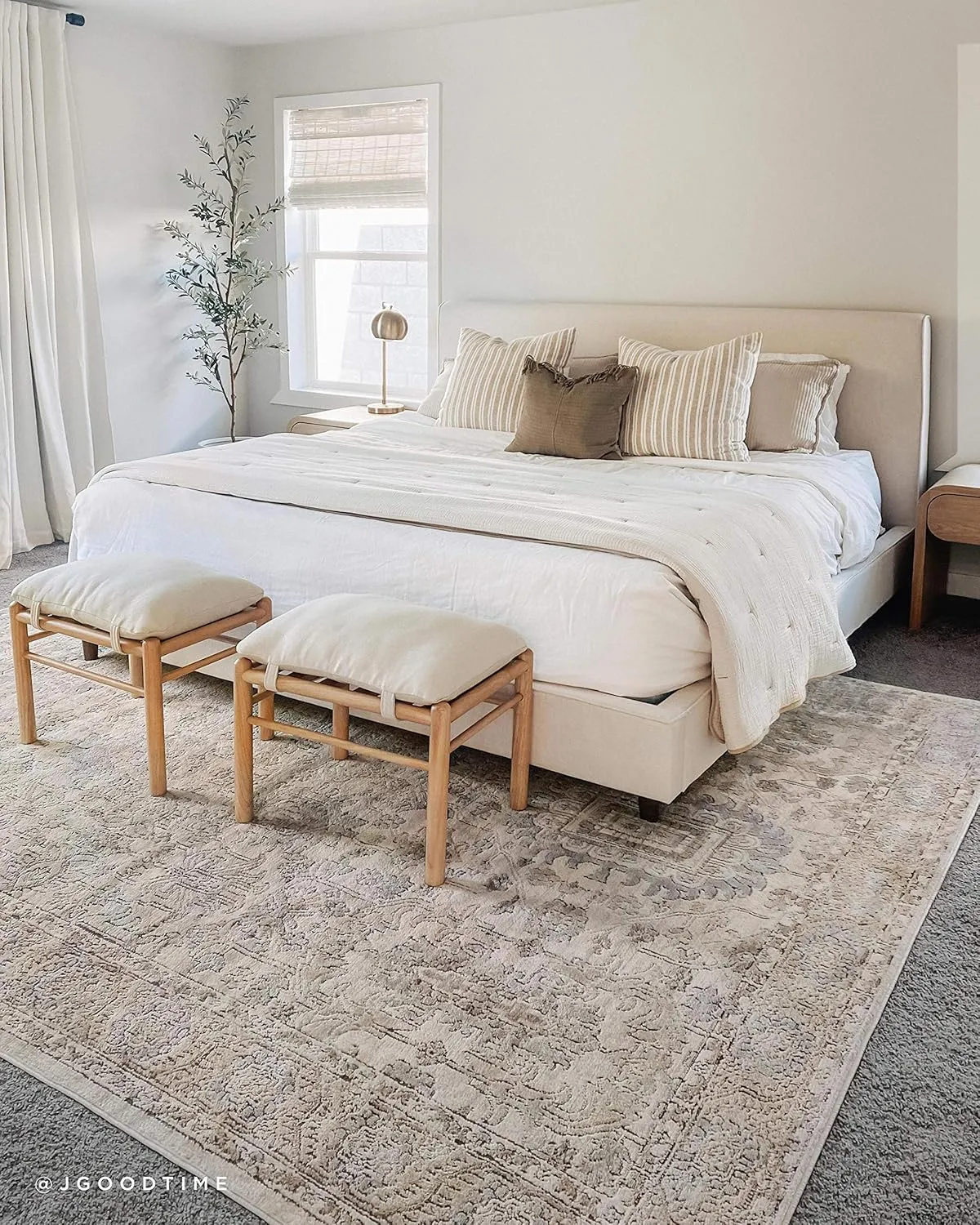Loloi Teagan Collection 6'-7" x 9'-2" Area Rug in Ivory/Sand - Large, Soft Neutral Rug, High-Traffic Area Rug for Living Room, Bedroom, Home Office, Dining Area