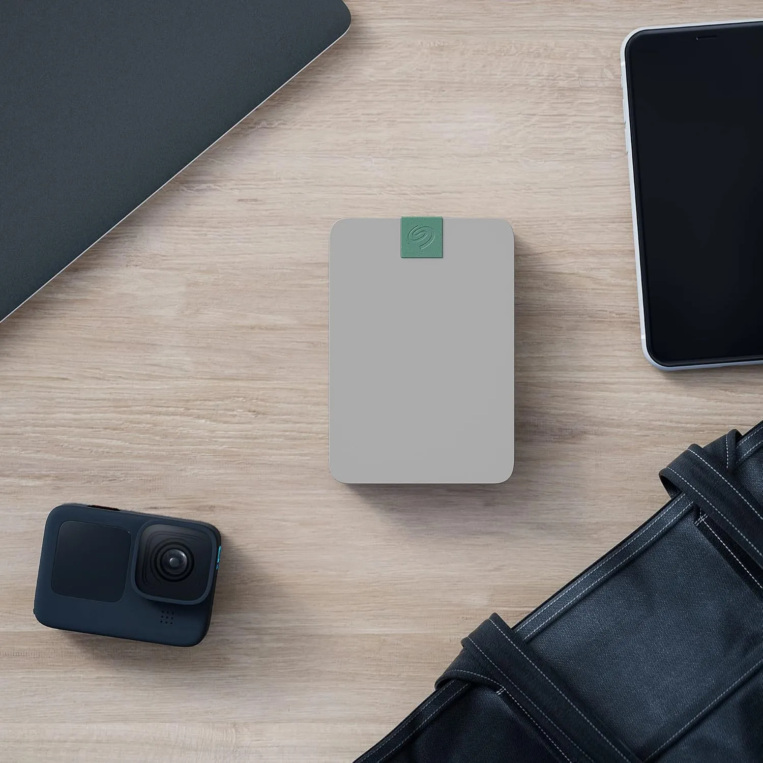 Seagate Ultra Touch HDD, 4TB, Externe harde schijf, Mac & Chromebook, gerecycled materiaal, USB-C-compatibiliteit met pc, Dropbox en Mylio inbegrepen, Cloud White, Data Rescue Service (STMA4000400)